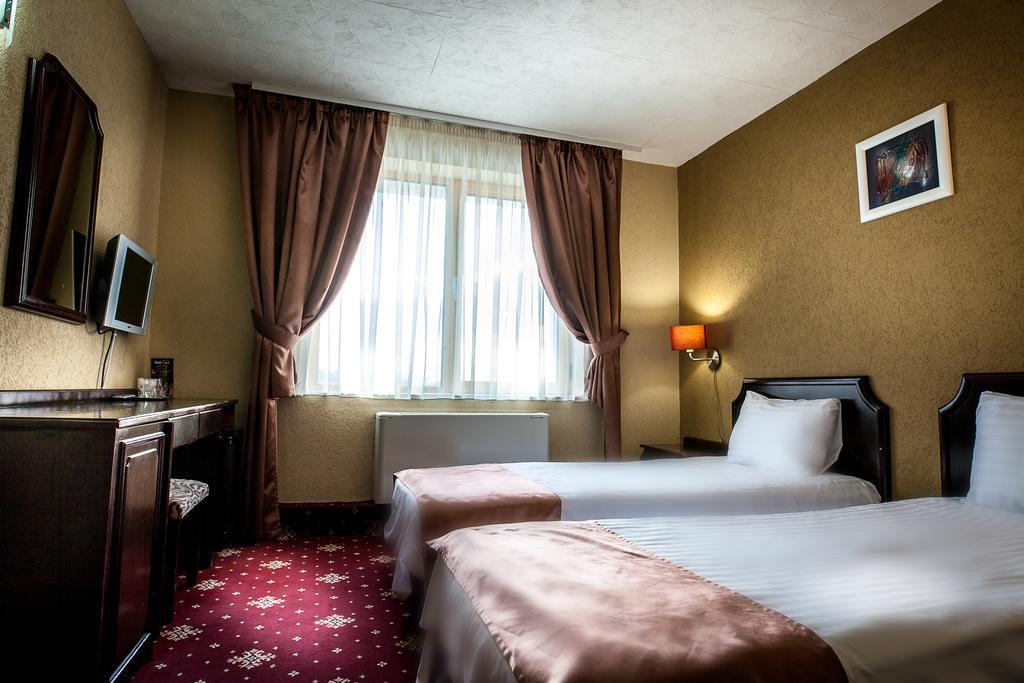 Hotel Ciao Târgu-Mureş エクステリア 写真